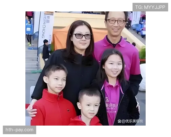 伏明霞这张生活照，金牌女王和隔壁阿姨同框，笑到不行